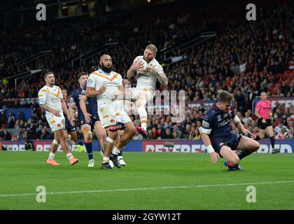 Sam Tomkins von katalanischen Drachen, die von Louie McCarthy-Scarsbrook aus St.Helens während des Grand Final von Betfred Super League zwischen St.Helens und katalanischen Drachen in Old Trafford, Manchester, Großbritannien, am 9. Oktober 2021 in die Luft geschleckt wurden.Quelle: Craig Cresswell/Alamy Live News Stockfoto