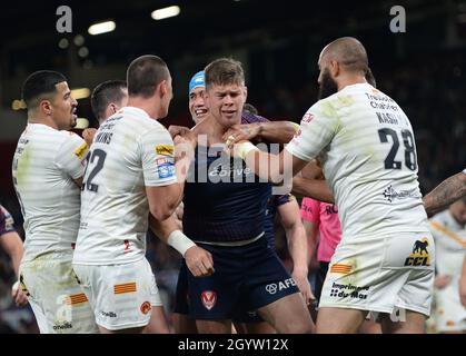 Louie McCarthy-Scarsbrook aus St.Helens, umgeben von katalanischen Dragons-Spielern beim Betfred Super League Grand Final zwischen St.Helens und Catalan Dragons in Old Trafford, Manchester, Großbritannien, am 9. Oktober 2021 Credit: Craig Cresswell/Alamy Live News Stockfoto