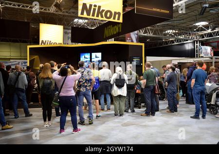 Nikon School Bühne stehen und reden auf der „The Photography Show & The Video Show“ National Exhibition Centre (NEC) Birmingham, Großbritannien Stockfoto