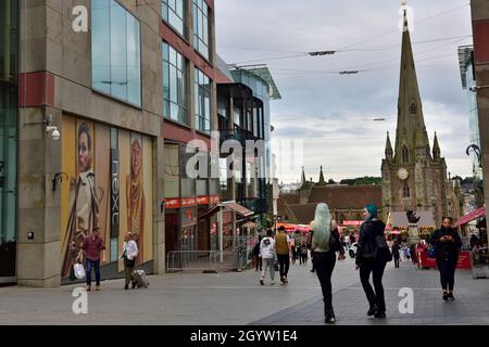 Menschen, die vom Bullring Shopping Centre, Birmingham, Großbritannien, zum St. Martins Square und zu Marktständen laufen Stockfoto