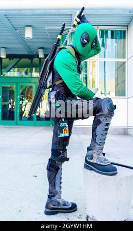 Teilnehmer Cosplayer mit Green Deadpool auf der Comic Con in Los Angeles, CA, USA Stockfoto