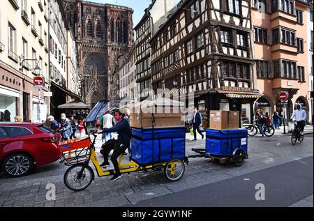Fahrradkurier liefert Pakete Waren Straßburg, Frankreich Stockfoto