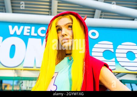 Cosplayerin als Zero Two von Darling in der Franxx-Figur, mit langen gelben Haaren, rosa Stiefeln auf der Comic Con in Los Angeles, CA, USA Stockfoto