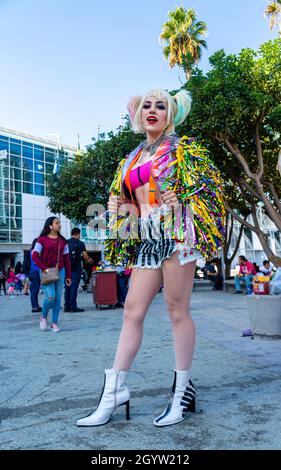 Teilnehmer Cosplayer porträtiert Harley Quinn in farbenfrohem Kostüm auf der Comic Con in Los Angeles, CA, USA Stockfoto