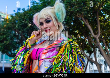 Teilnehmer Cosplayer porträtiert Harley Quinn in farbenfrohem Kostüm auf der Comic Con in Los Angeles, CA, USA Stockfoto