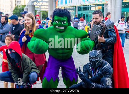 Teilnehmer, die Hulk cosplaying und andere Kreationen imitieren, posieren auf der LA Comic Con Convention, Kalifornien, USA Stockfoto