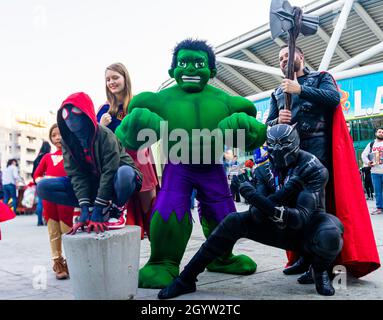 Teilnehmer, die Hulk cosplaying und andere Kreationen imitieren, posieren auf der LA Comic Con Convention, Kalifornien, USA Stockfoto