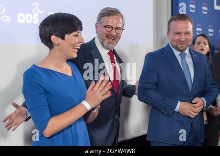 Prag, Tschechische Republik. Oktober 2021. Koalitionsführer SPOLU von links: Marketa Pekarova Adamova, Petr Fiala und Marian Jurecka feiern den Sieg bei den tschechischen parlamentswahlen. Sieger der parlamentswahl war die Koalition SPOLU, die aus 3 Parteien besteht: ODS, TOP09 und KDU-CSL. Kredit: SOPA Images Limited/Alamy Live Nachrichten Stockfoto