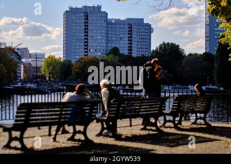 Berlin, Deutschland. Oktober 2021. Blick vom Rolandufer auf die Wolkenkratzer auf der Fischerinsel. Quelle: Stefan Jaitner/dpa/Alamy Live News Stockfoto