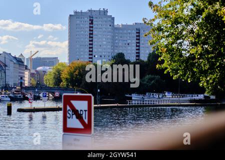 Berlin, Deutschland. Oktober 2021. Blick vom Rolandufer auf die Wolkenkratzer auf der Fischerinsel. Quelle: Stefan Jaitner/dpa/Alamy Live News Stockfoto