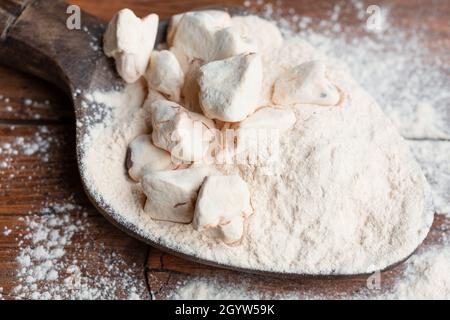 baobab Obst und Pulver auf Holzlöffel Stockfoto