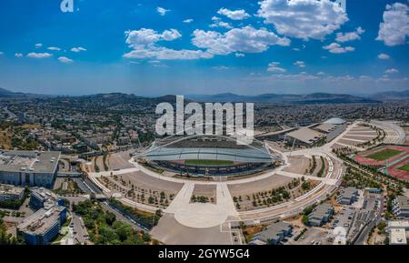 Ikonische Luftaufnahme über Spyros Louis OAKA Olympiastadion in Athen, Griechenland. Stockfoto