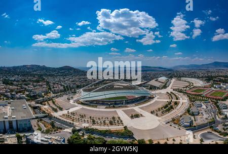 Ikonische Luftaufnahme über Spyros Louis OAKA Olympiastadion in Athen, Griechenland. Stockfoto