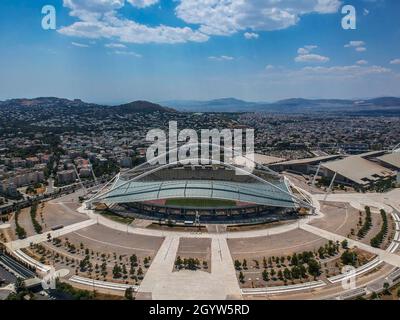 Ikonische Luftaufnahme über Spyros Louis OAKA Olympiastadion in Athen, Griechenland. Stockfoto