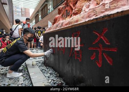 Mitglieder der Studentenvereinigung der Universität Hongkong (HKUSU) führen jährlich eine Reinigung der Säule der Schande durch. Die Universität Hongkong (HKU) hat den Organisator der Mahnwache vom 4. Juni über das Massaker auf dem Platz des Himmlischen Friedens in Hongkong informiert, um die Säule der Schande vor dem 5. Oktober zu entfernen. Der vom dänischen Künstler Jens Galschiøt geschaffene Pfeiler der Schande wurde seit 1997 24 Jahre an der Hong Kong University errichtet und ausgestellt. Stockfoto