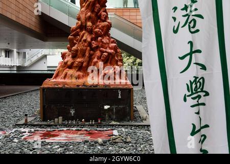 Die „Säule der Schande“ wurde auf dem Campus der Hong Kong University (HKU) ausgestellt. Die Universität von Hong Kong (HKU) hat den Organisator über die Mahnwache vom 4. Juni in Hongkong informiert, um die „Säule der Schande“ vor dem Termin am 13. Oktober, 5 Uhr, zu entfernen. Der vom dänischen Künstler Jens Galschiøt geschaffene Pfeiler der Schande wurde seit 1997 24 Jahre an der Hong Kong University errichtet und ausgestellt. Stockfoto