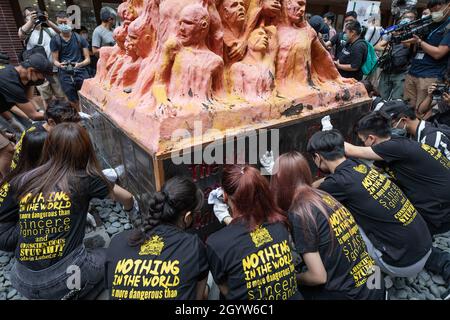 Mitglieder der Studentenvereinigung der Universität Hongkong (HKUSU) führen jährlich eine Reinigung der Säule der Schande durch. Die Universität Hongkong (HKU) hat den Organisator der Mahnwache vom 4. Juni über das Massaker auf dem Platz des Himmlischen Friedens in Hongkong informiert, um die Säule der Schande vor dem 5. Oktober zu entfernen. Der vom dänischen Künstler Jens Galschiøt geschaffene Pfeiler der Schande wurde seit 1997 24 Jahre an der Hong Kong University errichtet und ausgestellt. Stockfoto