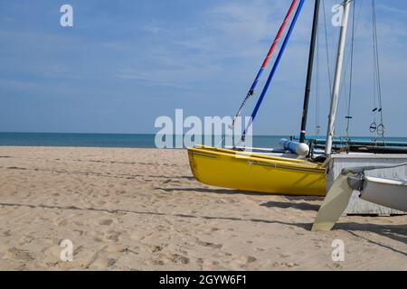 Nach dem Sommer wurden am Strand Katamaransegler gelagert Stockfoto