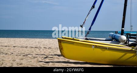 Nach dem Sommer wurden am Strand Katamaransegler gelagert Stockfoto