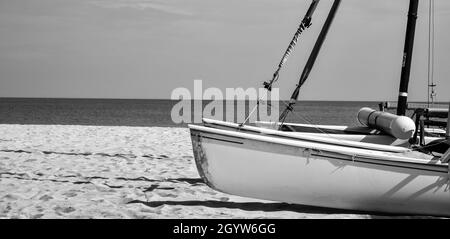 Nach dem Sommer wurden am Strand Katamaransegler gelagert Stockfoto