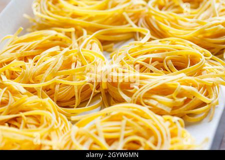 Italienische Fettuccine getrocknete Pasta aus nächster Nähe Stockfoto