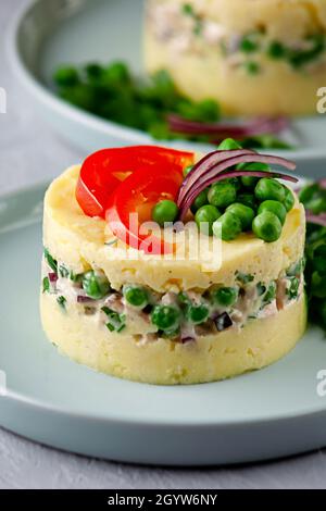 Mit Huhn gefüllte Causa. Ein traditionelles peruanisches Gericht. Stockfoto