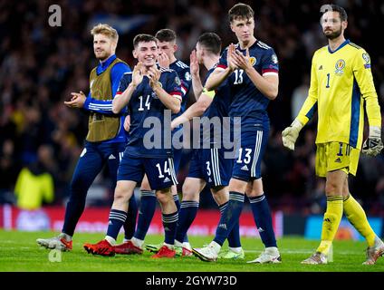 Die schottischen Spieler applaudieren den Fans am Ende des FIFA-WM-Qualifikationsspiels im Hampden Park, Glasgow. Bilddatum: Samstag, 9. Oktober 2021. Stockfoto