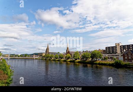 Die Hängebrücke der Greig Street überquert den Fluss Ness in Inverness mit der Free North Church. Inverness, Schottland - Vereinigtes Königreich - 18. Juli 2021 Stockfoto