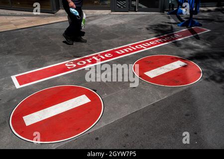 Zeichen, die darauf hinweisen, dass die sozialen Distanzierungsmaßnahmen gegen Covid-19 respektiert werden. Lyon. Frankreich. Stockfoto