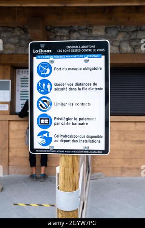 Zeichen, die darauf hinweisen, soziale Distanzierungsmaßnahmen zu respektieren und eine Maske gegen Covid-19 zu tragen. Lyon. Frankreich. Stockfoto