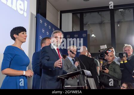 Prag, Tschechische Republik. Oktober 2021. Der Vorsitzende der Koalition SPOLU und der Vorsitzende der ODS-Partei Petr Fiala spricht in Prag mit den Medien und den Wahlvertretern der SPOLU, nachdem die Wahllokale der tschechischen parlamentswahlen geschlossen wurden. Sieger der parlamentswahl war die Koalition SPOLU, die aus 3 Parteien besteht: ODS, TOP09 und KDU-CSL. (Foto von Tomas Tkacik/SOPA Images/Sipa USA) Quelle: SIPA USA/Alamy Live News Stockfoto