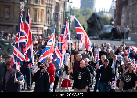 London, Großbritannien. Oktober 2021. Demonstranten, die während des marsches mit Fahnen gesehen wurden, marschierten vom Trafalgar Square zum britischen Parlament, um gegen das Nordirland-Protokoll in London zu protestieren und dessen Aufhebung zu fordern. Kredit: SOPA Images Limited/Alamy Live Nachrichten Stockfoto