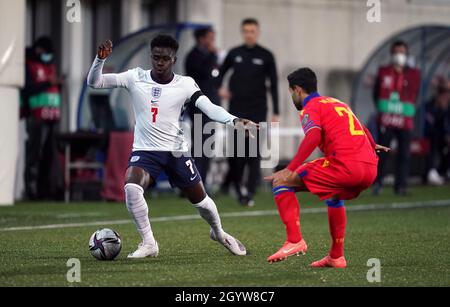 Andorras Marc Garcia (rechts) und Englands Bukayo Saka während des FIFA-WM-Qualifikationsspiel im Estadi Nacional, Andorra. Bilddatum: Samstag, 9. Oktober 2021. Stockfoto