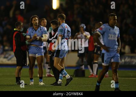 Cardiff, Großbritannien. Oktober 2021. Josh Navidi von Cardiff Rugby muss das Feld mit einer Verletzung früh im Spiel verlassen. United Rugby Championship, Cardiff Rugby V Vodacom Bulls at the BT Sport Arms Park in Cardiff, South Wales on Saturday 9th October 2021. PIC by Andrew Orchard/Andrew Orchard Sports Photography/Alamy Live News Credit: Andrew Orchard Sports Photography/Alamy Live News Stockfoto