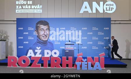 Prag, Tschechische Republik. Oktober 2021. Das Wahlpersonal der ANO-Bewegung während der Wahlen zur Abgeordnetenkammer des Parlaments der Tschechischen Republik in Prag, Tschechische Republik, 9. Oktober 2021. Quelle: Michal Kamaryt/CTK Photo/Alamy Live News Stockfoto