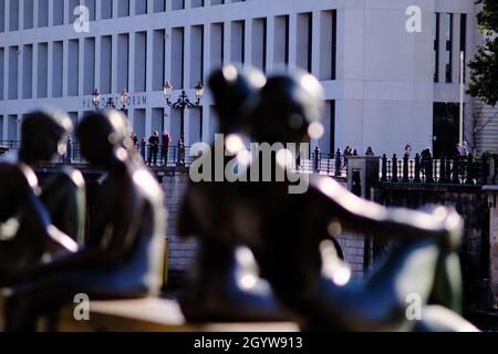 Berlin, Deutschland. Oktober 2021. Die Sonne scheint auf die Figurengruppe "drei Mädchen und ein Junge", während im Hintergrund vor dem Humboldt-Forum die Karl-Liebknecht-Brücke überquert wird. Quelle: Stefan Jaitner/dpa/Alamy Live News Stockfoto