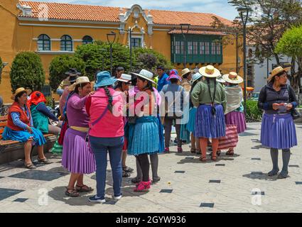 Bolivianische indigene Quechua Frauen in traditioneller Kleidung auf dem Hauptplatz der Stadt Potosi mit Rathaus, Bolivien. Stockfoto