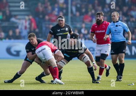 Mike Brown #15 von Newcastle Falcon wird von Owen Farrell #10 von Saracens und Tim Swinson #5 von Saracens in Angriff genommen Stockfoto