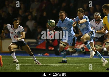 Cardiff, Großbritannien. Oktober 2021. Lloyd Williams von Cardiff Rugby übergibt den Ball, um einen Angriff zu starten. United Rugby Championship, Cardiff Rugby V Vodacom Bulls at the BT Sport Arms Park in Cardiff, South Wales on Saturday 9th October 2021. PIC by Andrew Orchard/Andrew Orchard Sports Photography/Alamy Live News Credit: Andrew Orchard Sports Photography/Alamy Live News Stockfoto