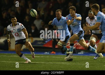 Cardiff, Großbritannien. Oktober 2021. Lloyd Williams von Cardiff Rugby übergibt den Ball, um einen Angriff zu starten. United Rugby Championship, Cardiff Rugby V Vodacom Bulls at the BT Sport Arms Park in Cardiff, South Wales on Saturday 9th October 2021. PIC by Andrew Orchard/Andrew Orchard Sports Photography/Alamy Live News Credit: Andrew Orchard Sports Photography/Alamy Live News Stockfoto