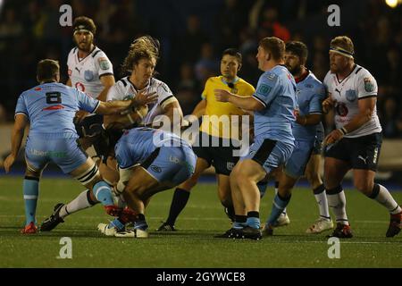 Cardiff, Großbritannien. Oktober 2021. Jacques du Plessis von den Bullen (c) wird gestoppt. United Rugby Championship, Cardiff Rugby V Vodacom Bulls at the BT Sport Arms Park in Cardiff, South Wales on Saturday 9th October 2021. PIC by Andrew Orchard/Andrew Orchard Sports Photography/Alamy Live News Credit: Andrew Orchard Sports Photography/Alamy Live News Stockfoto