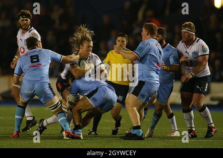 Cardiff, Großbritannien. Oktober 2021. Jacques du Plessis von den Bullen (c) wird gestoppt. United Rugby Championship, Cardiff Rugby V Vodacom Bulls at the BT Sport Arms Park in Cardiff, South Wales on Saturday 9th October 2021. PIC by Andrew Orchard/Andrew Orchard Sports Photography/Alamy Live News Credit: Andrew Orchard Sports Photography/Alamy Live News Stockfoto