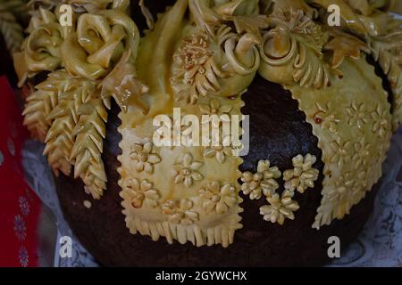 Das Korovai ist ein traditionelles russisches Brot, das am häufigsten bei Hochzeiten verwendet wird, wo es eine große symbolische Bedeutung hat. Brot ist das wichtigste Hochzeitsbrot unter den Stockfoto