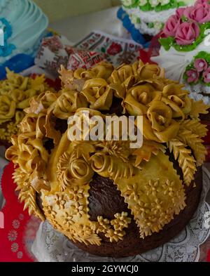 Die Korovai - traditionelle russische Brot, am häufigsten bei Hochzeiten verwendet, wo es eine große symbolische Bedeutung hat.Karavai groß, am häufigsten rund, die di ist Stockfoto