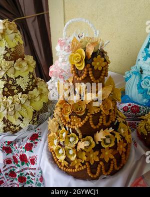 Die Korovai - traditionelle russische Brot, am häufigsten bei Hochzeiten verwendet, wo es eine große symbolische Bedeutung hat.Karavai groß, am häufigsten rund, die di ist Stockfoto