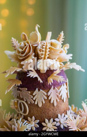 Korovai - traditionelles russisches Brot, das am häufigsten bei Hochzeiten verwendet wird, wo es eine große symbolische Bedeutung hat.Karavai groß, am häufigsten rund, die geteilt ist Stockfoto