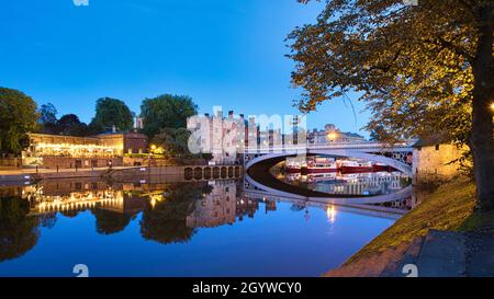 York am Fluss zur blauen Stunde. Stockfoto