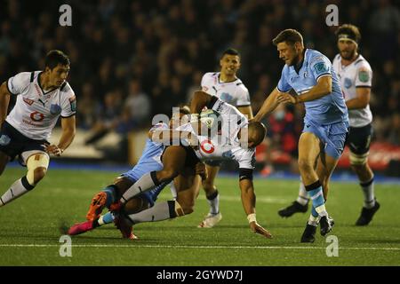 Cardiff, Großbritannien. Oktober 2021. Cornal Hendricks of the Bulls (c) wird von Rey Lee-Lo von Cardiff Rugby gestoppt. United Rugby Championship, Cardiff Rugby V Vodacom Bulls at the BT Sport Arms Park in Cardiff, South Wales on Saturday 9th October 2021. PIC by Andrew Orchard/Andrew Orchard Sports Photography/Alamy Live News Credit: Andrew Orchard Sports Photography/Alamy Live News Stockfoto