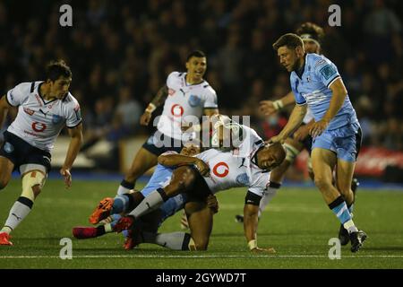 Cardiff, Großbritannien. Oktober 2021. Cornal Hendricks of the Bulls (c) wird von Rey Lee-Lo von Cardiff Rugby gestoppt. United Rugby Championship, Cardiff Rugby V Vodacom Bulls at the BT Sport Arms Park in Cardiff, South Wales on Saturday 9th October 2021. PIC by Andrew Orchard/Andrew Orchard Sports Photography/Alamy Live News Credit: Andrew Orchard Sports Photography/Alamy Live News Stockfoto