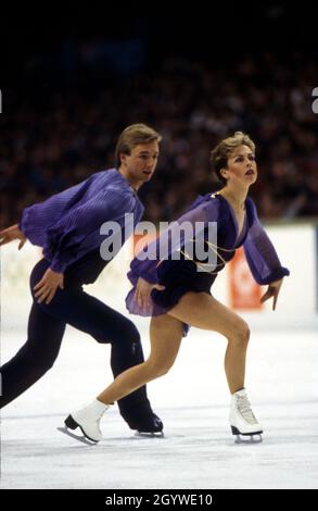 Jane Torvill und Christopher Dean performing 'Bolero' während der Ice Dance Wettbewerb bei den Olympischen Spielen 1984 in Sarajevo, und für die sie die Goldmedaille gewann. Stockfoto